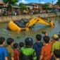 Video Viral Ekskavator Terjebak di Kali Cakung Lama, Ini Penjelasan Dinas SDA DKI (Foto: Ilustrasi Ai)