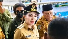 Gubernur Sherly Tegur Kepala SMAN 1 Halteng soal Fasilitas (Foto: dok. Ist)