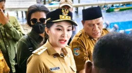 Gubernur Sherly Tegur Kepala SMAN 1 Halteng soal Fasilitas (Foto: dok. Ist)