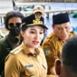 Gubernur Sherly Tegur Kepala SMAN 1 Halteng soal Fasilitas (Foto: dok. Ist)