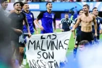 Starmer Dukung FIFA Selidiki Spanduk Malvinas Argentina (Foto: AFP/THOMAS COEX/CNN)