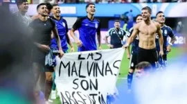Starmer Dukung FIFA Selidiki Spanduk Malvinas Argentina (Foto: AFP/THOMAS COEX/CNN)